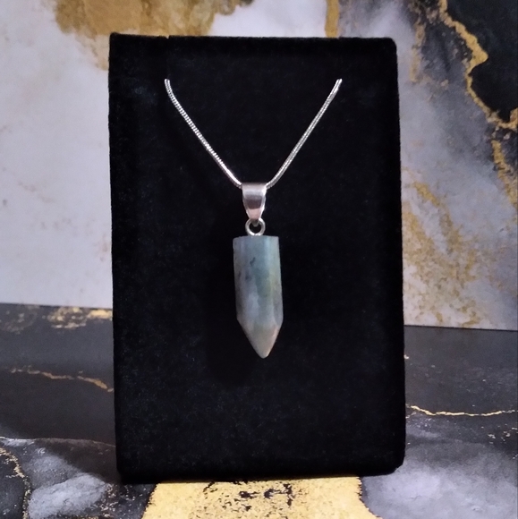 Fire Labradorite Pointer Pendant Silver + Free Chain - Picture 3 of 14